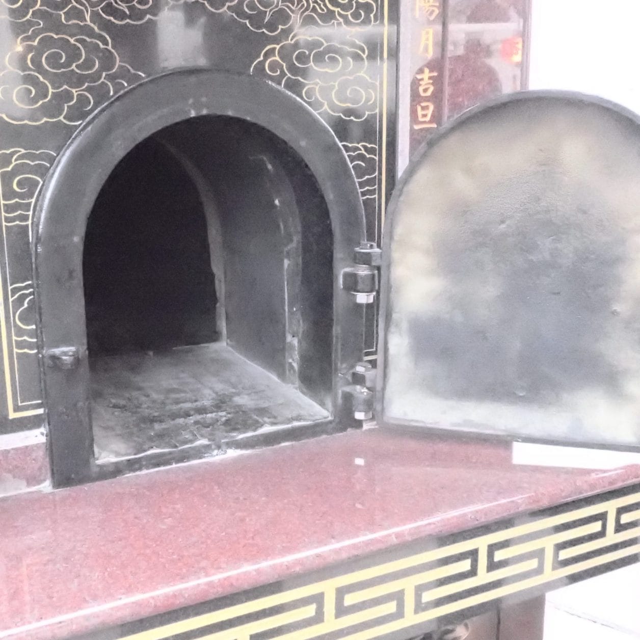 関帝廟で金紙のお焚き上げ