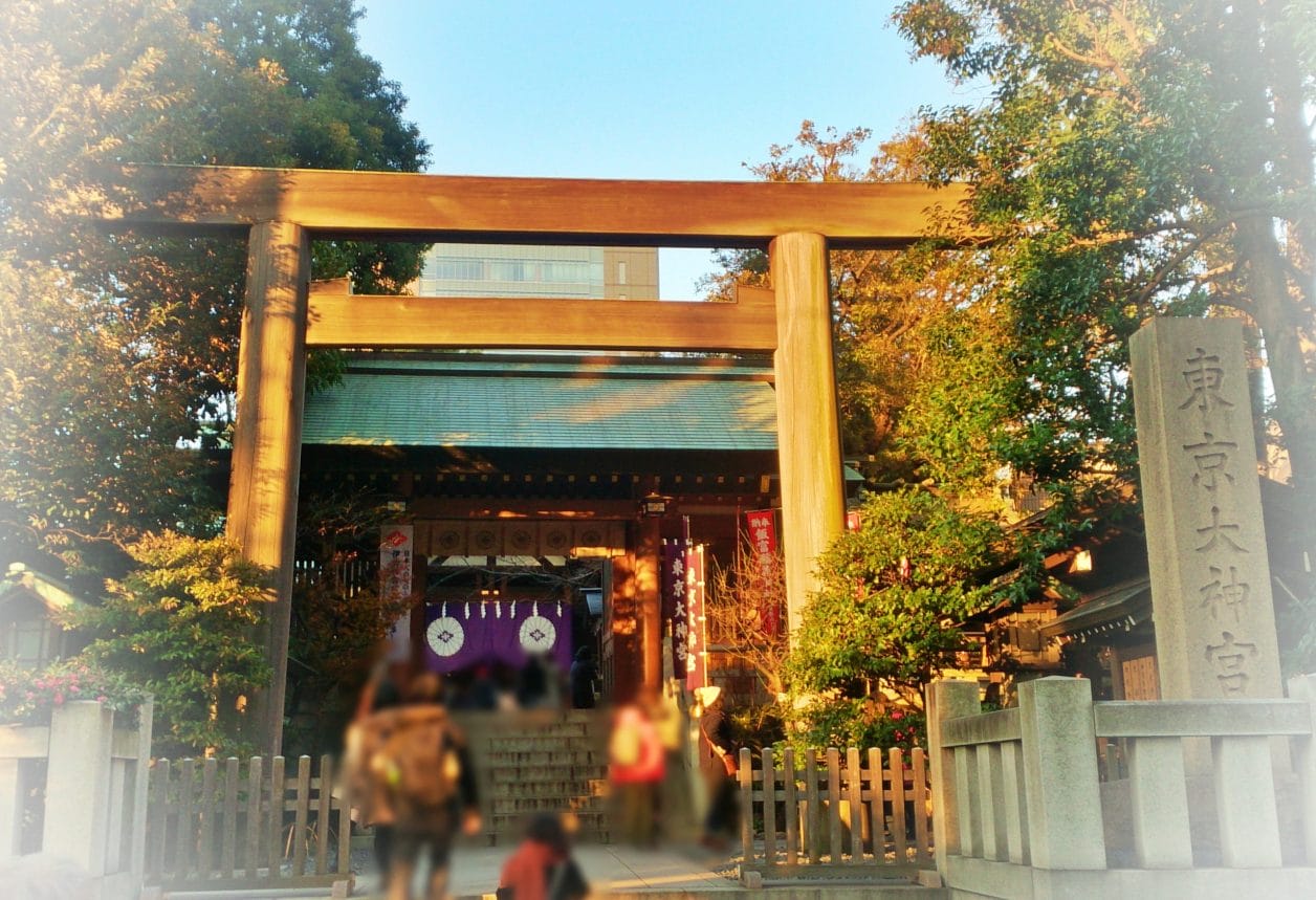 恋愛成就のパワースポットで有名な東京大神宮の鳥居