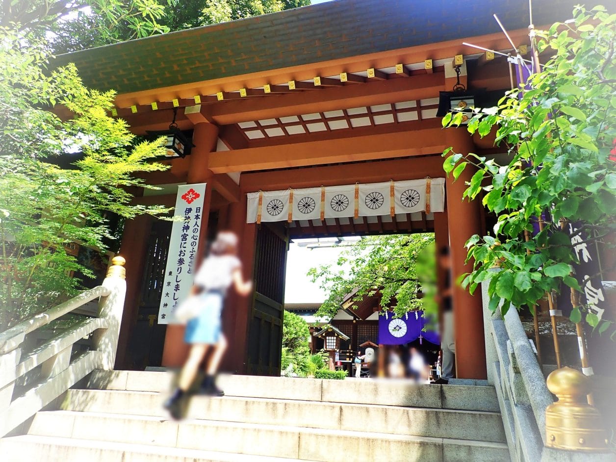 恋愛の神様で有名な東京大神宮の神門